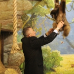 Директор зоопарка "Лимпопо" Владимир Герасичкин с гиббоном Соней