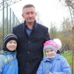 Директор зоопарка "Лимпопо" Владимир Герасичкин с юными посетителями