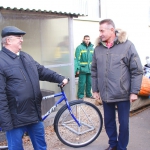В подарок за самую большую тыкву Герасимов Сергей получил велосипед.