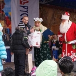 Приз от зоопарка "Лимпопо" победителю вручил Дед Мороз