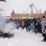 Дети закидали остатки чучела снежками, а праздник продолжился дискотекой от "Русского радио"