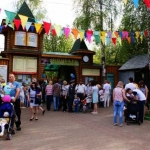 Тиерритория зоопарка была празднично украшена флажками и воздушными шарами