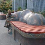 В зоопарке «Лимпопо» появились уникальные скамейки